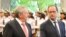 François Hollande, y su homólogo cubano, Raúl Castro, revisan la guardia de honor.