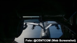 Aviones KC-135 Stratotanker y KC-46 Pegasus de la Fuerza Aérea de EEUU en pleno vuelo durante la Operación Furia Épica.