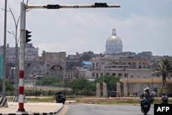 Se observa un semáforo apagado durante un apagón nacional, con el Capitolio Nacional al fondo, en La Habana, el 14 de julio de 2026.