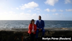 Jonathan Jackson (D-IL) y Pramila Jayapal (D-WA), posan en Malecón de La Habana el 4 de abril de 2026. 