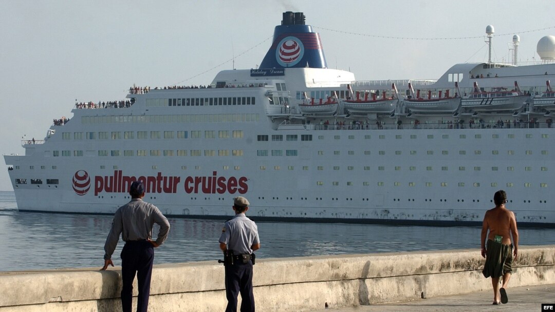 Dos policías observan la entrada de un crucero turístico en la bahía de La Habana./ Foto de archivo