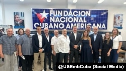 El jefe de misión adjunto de la Embajada de EEUU en Cuba, Roy Perrin, reunido en Miami con miembros de la comunidad cubana exiliada.