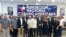 El jefe de misión adjunto de la Embajada de EEUU en Cuba, Roy Perrin, reunido en Miami con miembros de la comunidad cubana exiliada.