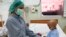 Un niño recibe atención médica en un hospital de cáncer.