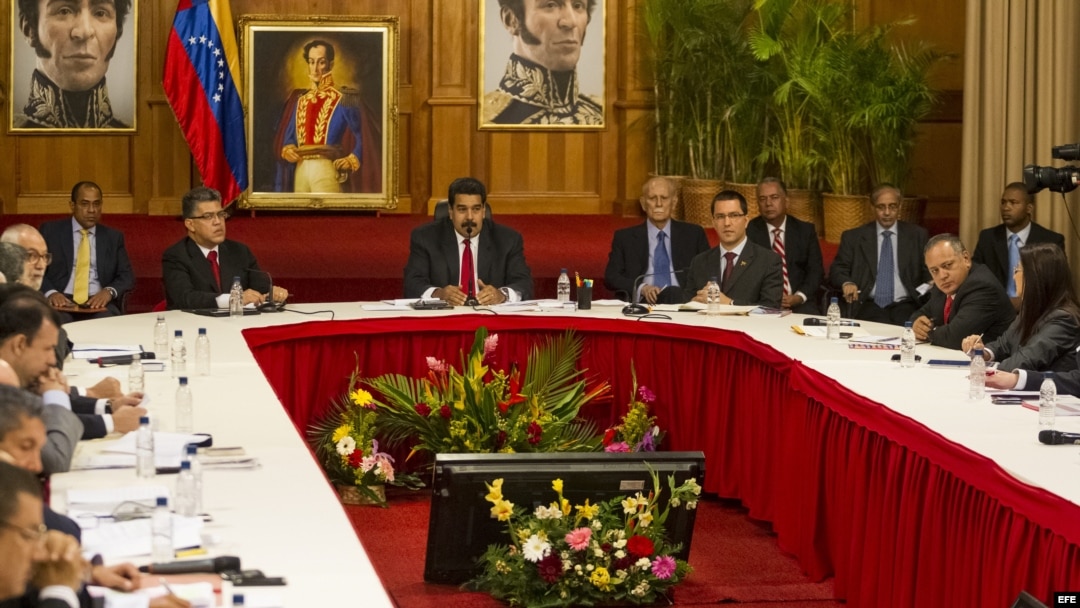 El presidente venezolano, Nicolás Maduro (c), y su equipo de Gobierno.