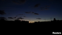 Vista del cielo en la madrugada durante un colapso de la red eléctrica nacional, en La Habana, Cuba, el 4 de diciembre de 2024. REUTERS/Alexandre Meneghini