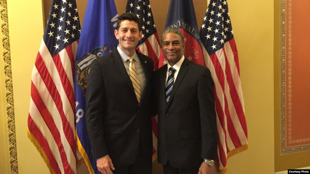 Oscar Elías Biscet y el jefe de la Cámara Paul Ryan.