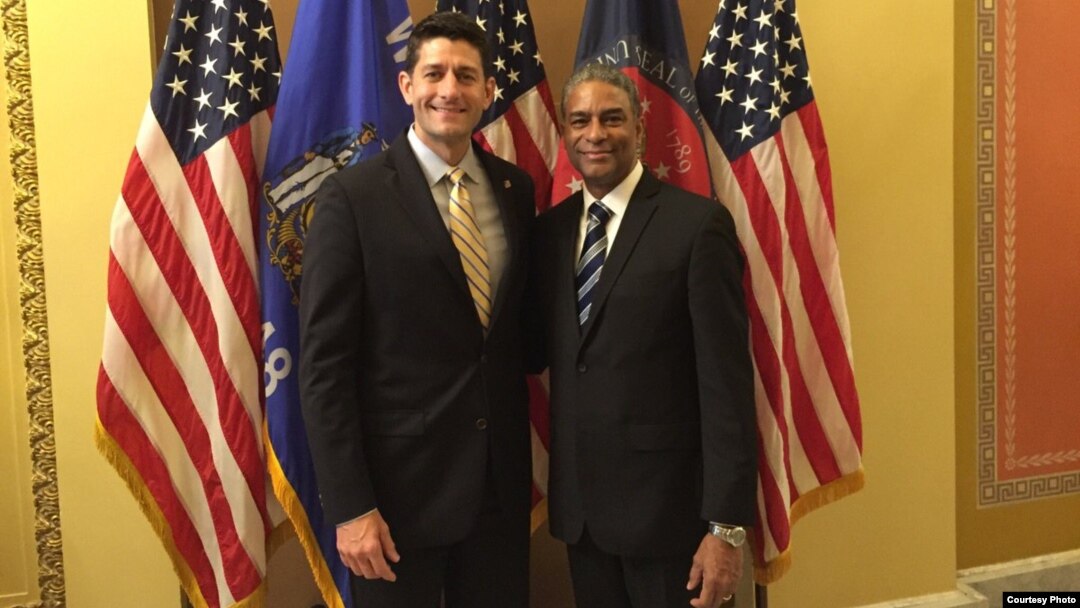 Oscar Elías Biscet recibido por el jefe de la Cámara Paul Ryan. Archivo.