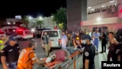 Los heridos son trasladados al hospital tras el ataque aéreo que Hamás atribuyó al ejército israelí. 