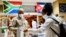 Una cubana llega a Pretoria, Sudáfrica, como parte una brigada de 217 profesionales de la salud, el 27 de abril de 2020. (Elmond Jiyane / GCIS / AFP)