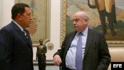 El secretario general de la OEA, José Miguel Insulza (d), conversa con el presidente venezolano, Hugo Chávez, en Venezuela. Foto Archivo