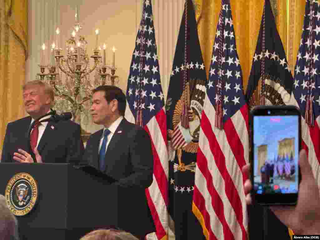 El presidente Donald Trump y el secretario de Estado Marco Rubio en la ceremonia por el Mes de la Herencia Hispana, en la Casa Blanca. 