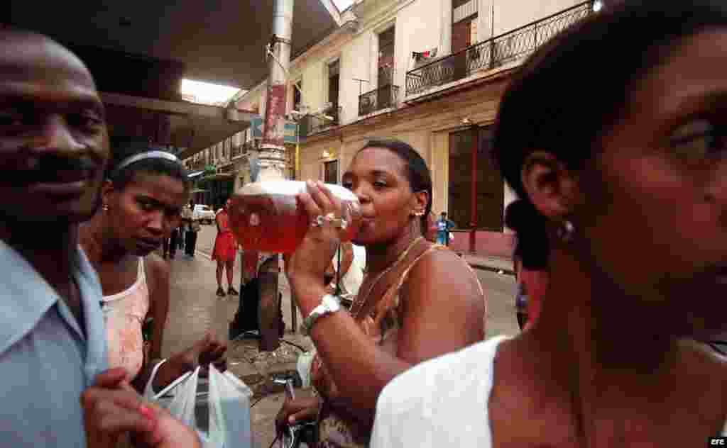  Un grupo de personas toma cerveza en la popular esquina de Galiano y neptuno en el municipio Centro Habana 