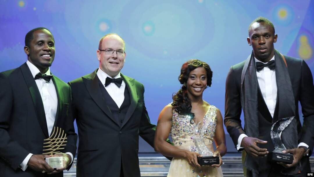 Shelly-Ann Fraser-Pryce (2-R) y Usain Bolt (R) 