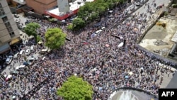 La multitud en Caracas, Venezuela que acudió a Marcha mundial contra el fraude en Venezuela.