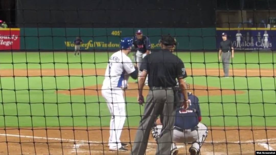 Patrick Palmeiro se dispone a batear...