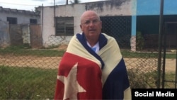 El preso político Félix Navarro con la bandera de Cuba