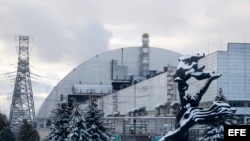 Vista general del sarcófago protector colocado sobre el cuarto reactor de la central nuclear de Chernóbil, en Ucrania.