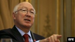 El exsecretario de Interior de EE.UU., Ken Salazar, durante su intervención hoy en una Tribuna EFE-Casa de América para analizar la creciente importancia de los latinos en su país.