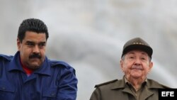 Raúl Castro y Nicolás Maduro (d-i). Archivo.