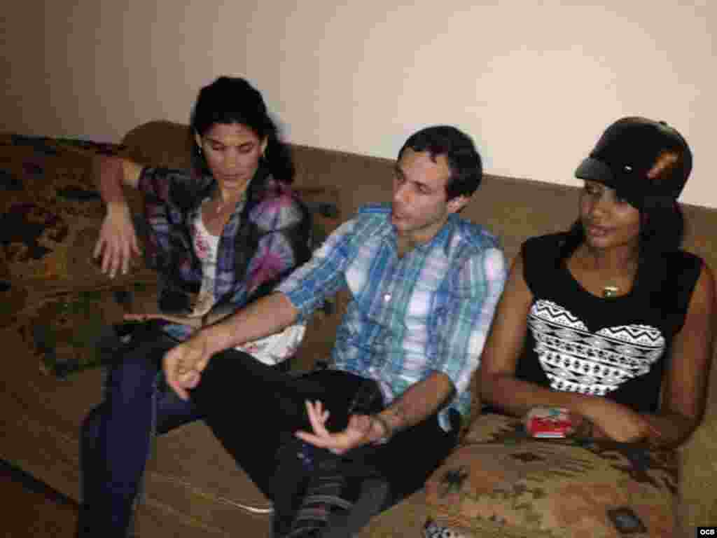 Preocupación por la familia en Cuba, horas de estudio dedicadas al inglés, el afecto de quienes comparten sus ideas políticas y el descubrimiento de la sociedad norteamericana tan demonizada por el gobierno de la isla, matizan la experiencia.