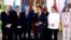 Representantes de la oposición y del gobierno al término de la primera reunión en la casa de Miraflores