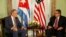 DeLaurentis (i) entrega carta de Obama para Castro sobre reanudación de relaciones en la Cancillería cubana. 