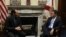Encuentro de Marco Rubio (d) con Luis Enrique Ferrer (i). 
