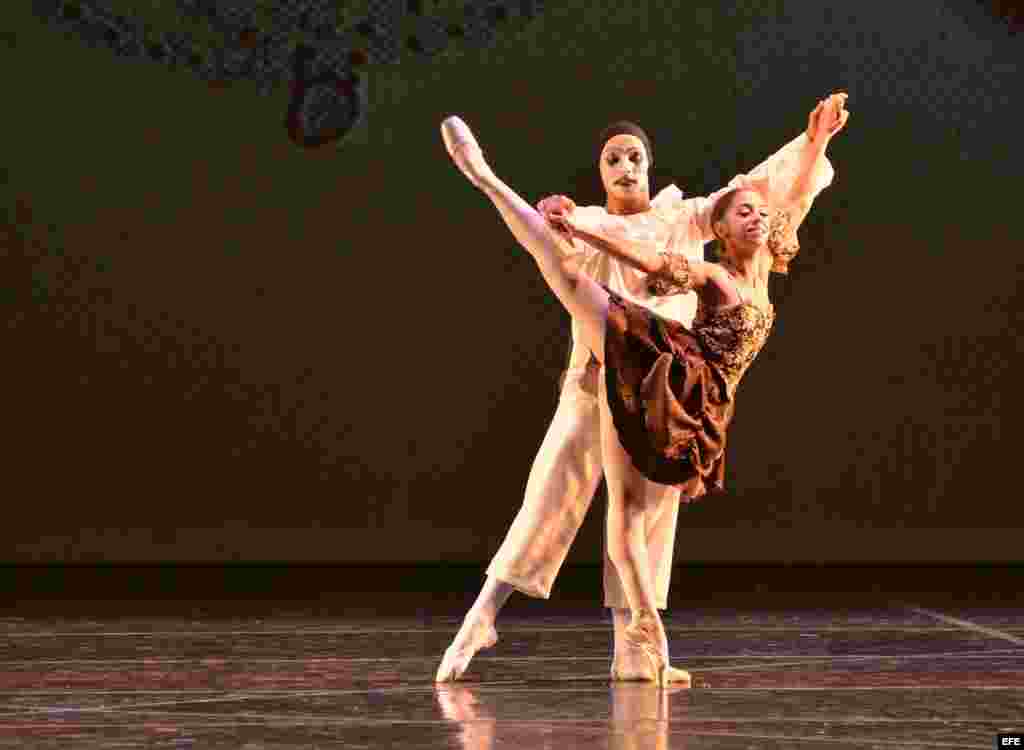 Mónica Gómez (d), en su presentación con el Ballet Clásico Cubano e Miami. 