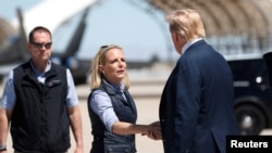 Kirstjen Nielsen saludo a Donald Trump en El Centro, California, el 5 de abril de 2019.