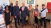 Opositores cubanos en la recepción celebrada en la residencia del jefe de misión estadounidense en Cuba