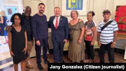Opositores cubanos en la recepción celebrada en la residencia del jefe de misión estadounidense en Cuba