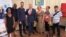 Opositores cubanos en la recepción celebrada en la residencia del jefe de misión estadounidense en Cuba