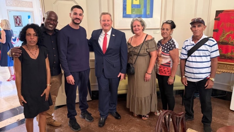 "Fue difícil celebrar" la libertad, dice Hammer sobre festejo del 4 de julio en Cuba