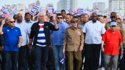 Miguel Díaz-Canel (centro-izquierda) y Raúl Castro (centro-derecha) marchan contra el embargo estadounidense y exigen la exclusión de Cuba de la lista de países patrocinadores del terrorismo, en La Habana, Cuba, el viernes 20 de diciembre de 2024. 