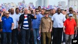 Miguel Díaz-Canel (centro-izquierda) y Raúl Castro (centro-derecha) marchan contra el embargo estadounidense y exigen la exclusión de Cuba de la lista de países patrocinadores del terrorismo, en La Habana, Cuba, el viernes 20 de diciembre de 2024. 