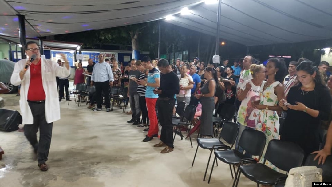 El pastor Bernardo Salomón de Quesada oficia un culto cristiano en su iglesia en Camagüey, Cuba. (FACEBOOK).