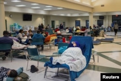 Personas evacuadas ante la llegada del huracán Helene en la escuela secundaria Lincoln, que se abrió como refugio en Tallahassee, Florida, el 26 de septiembre de 2024. REUTERS/Kathleen Flynn