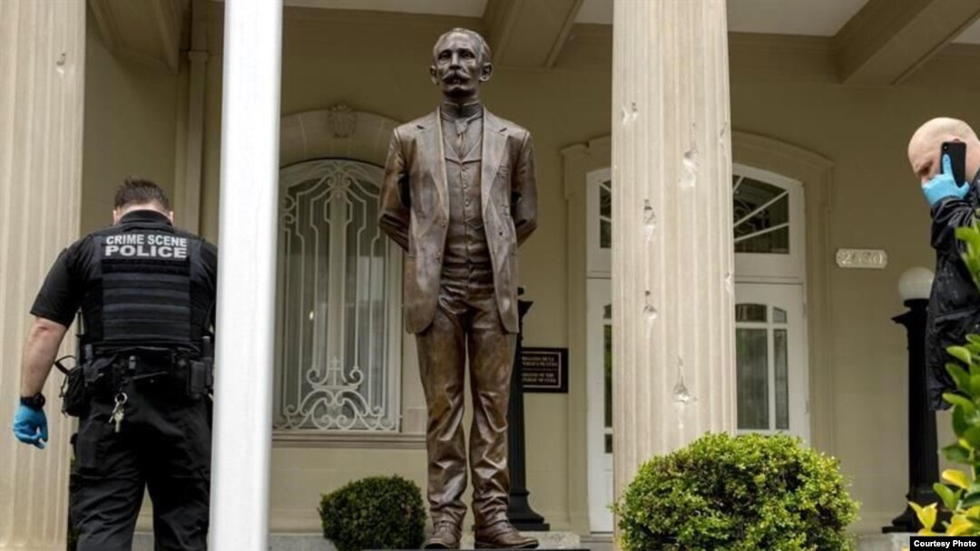 Impactos de balas en una columna a la entrada de la Embajada de Cuba en Washington.