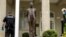Impactos de balas en una columna a la entrada de la Embajada de Cuba en Washington.