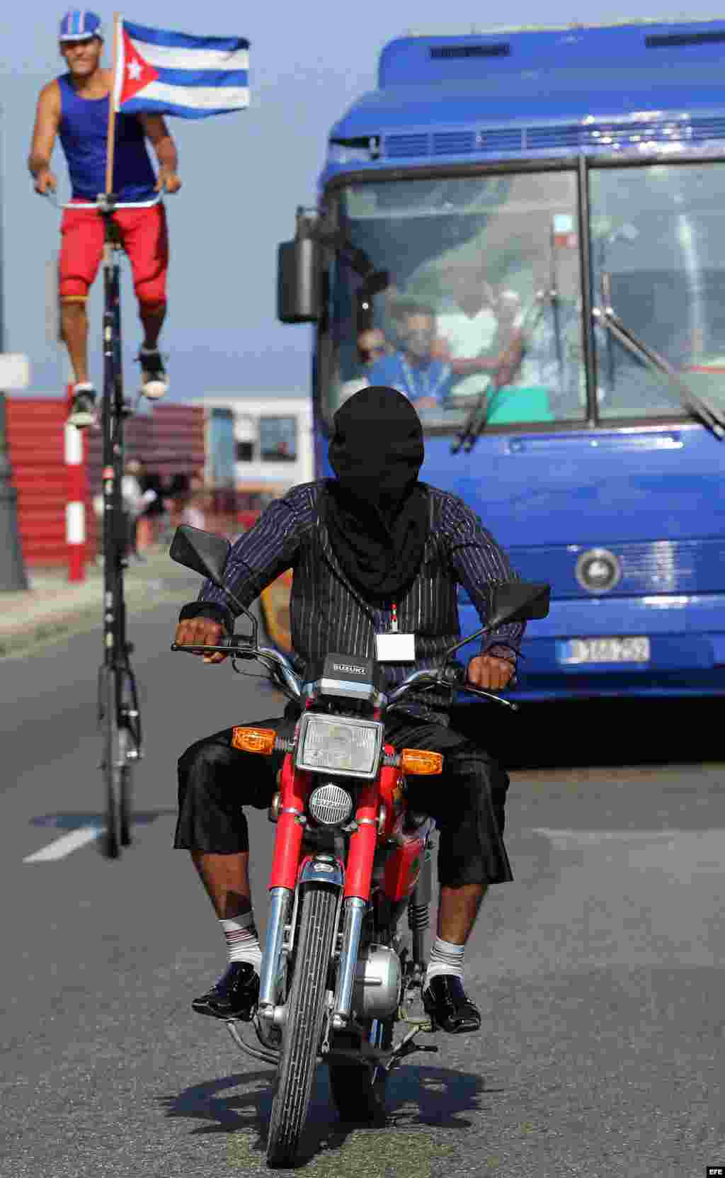 Durante la prueba, le siguió su compañero, el "telépata" Arley Collazo, quien, según contó, le "guió mentalmente" por el recorrido y que también participará en el reto Guinness de agosto. 