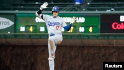 El bateador designado de Los Angeles Dodgers Shohei Ohtani (17) celebra después de conectar un doble contra los Chicago Cubs en Wrigley Field. (David Banks-USA TODAY Sports)