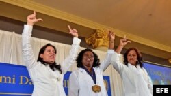 De izquierda a derecha, la hija de la fallecida líder de las "Damas de Blanco" Laura Pollán, Laura Labrada Pollán; la líder de las "Damas de Blanco", Berta Soler y la integrante de las "Damas de Blanco en Oriente", Belkis Cantillo participan en un acto or