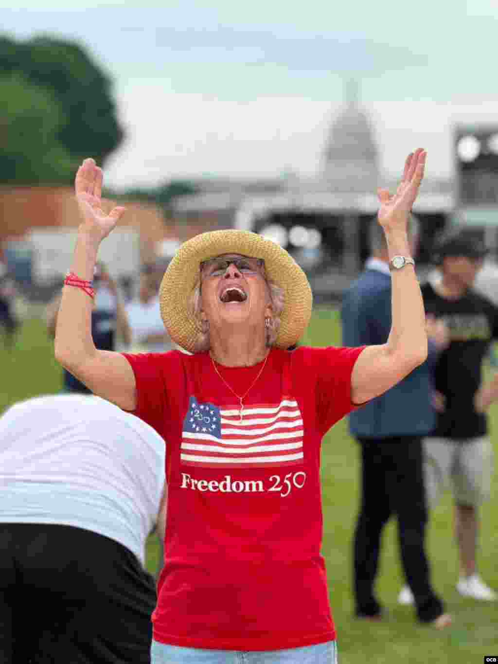 Estadounidenses se reúnen en el National Mall, en Washington D.C. en un Jubileo Nacional de Oración por el 250 Aniversario de la Independencia de EEUU.