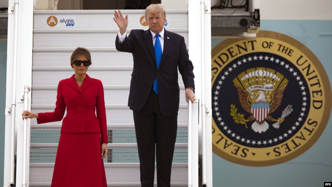 El presidente estadounidense, Donald Trump (d), y su esposa Melania desembarcan del Air Force One a su llegada al aeropuerto de Orly en París, Francia, hoy, 13 de julio de 2017. Trump realiza una visita de dos días a París. EFE/Ian Langsdon.