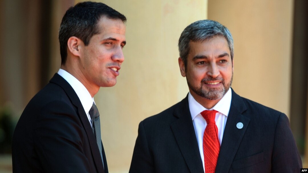 El presidente interino de Venezuela, Juan Guaidó, saluda al mandatario de Paraguay, Mario Abdo Benitez. 