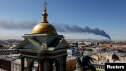 Drones ucranianos atacan una terminal petrolera en San Petersburgo mientras arranca el "Davos" de Putin.