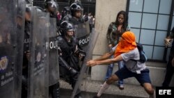 Manifestantes opositores se enfrentan a miembros de la Policía Nacional Bolivariana. Archivo.