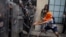 Manifestantes opositores se enfrentan a miembros de la Policía Nacional Bolivariana. Archivo.