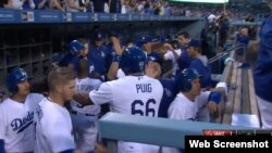 Puig es felicitado por sus compañeros de equipo tras conectar un jonrón.